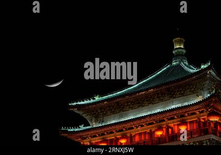 (180201) -- XI AN, 1. Februar 2018 -- Foto aufgenommen am 31. Januar 2018 zeigt den Mond, der von einem Glockenturm in Xi an, der nordwestchinesischen Provinz Shaanxi, gesehen wurde. Sternenbeobachter in ganz China schauten am Mittwochabend auf den seltenen Super Blue Blood Moon. (Zwx) CHINA-LUNAR ECLIPSE (CN) LixYibo PUBLICATIONxNOTxINxCHN Stockfoto