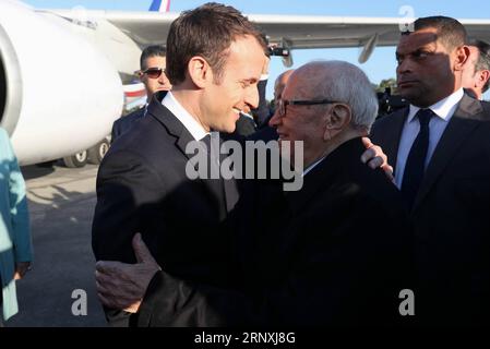 (180201) -- TUNIS, 1. Februar 2018 -- der tunesische Präsident Beji Caid Essebsi (R, Front) trifft sich am 31. Januar 2018 mit seinem französischen Amtskollegen Emmanuel Macron (L, Front) in Tunis, der Hauptstadt Tunesiens. ) (zcc) TUNESIEN-TUNIS-FRANKREICH-DIPLOMATIE AdelexEzzine PUBLICATIONxNOTxINxCHN Stockfoto