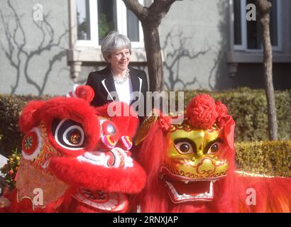 (180201) -- PEKING, 1. Februar 2018 -- die britische Premierministerin Theresa May nimmt am 1. Februar 2018 an einem Kulturempfang in der Residenz des britischen Botschafters in Peking, der Hauptstadt Chinas, Teil. ) (lx) CHINA-PEKING-BRITISCHER PM-EMPFANG (CN) JinxLiangkuai PUBLICATIONxNOTxINxCHN Stockfoto