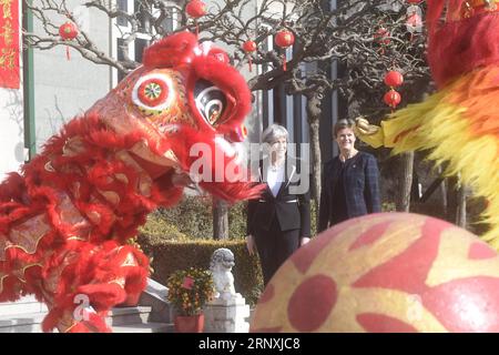 (180201) -- PEKING, 1. Februar 2018 -- die britische Premierministerin Theresa May beobachtet Löwentanz, während sie an einem kulturellen Empfang in der Residenz des britischen Botschafters in Peking, der Hauptstadt Chinas, am 1. Februar 2018 teilnimmt. ) (lx) CHINA-PEKING-BRITISCHER PM-EMPFANG (CN) JinxLiangkuai PUBLICATIONxNOTxINxCHN Stockfoto