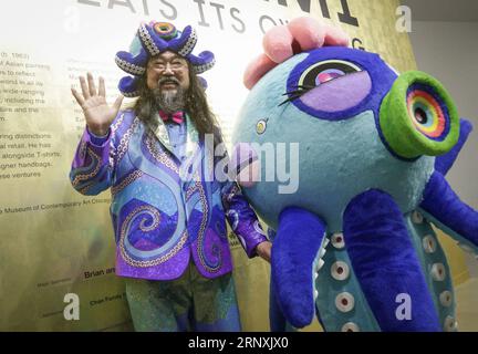 (180202) -- VANCOUVER, 2. Februar 2018 -- der japanische Künstler Takashi Murakami posiert während seiner Ausstellung The Octopus Eats its Own Leg in der Vancouver Art Gallery in Vancouver, Kanada, 1. Februar 2018. Die Ausstellung zeigte 59 Gemälde und Skulpturen, die Takashi Murakami seit den 1980er Jahren schuf. (zcc) CANADA-VANCOUVER-TAKASHI MURAKAMI-AUSSTELLUNG Liangxsen PUBLICATIONxNOTxINxCHN Stockfoto