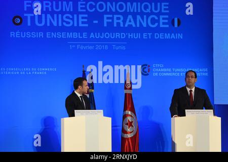 (180202) -- TUNIS, 2. Februar 2018 -- der französische Präsident Emmanuel Macron (L) und der tunesische Premierminister Youssef Chahed nehmen am Wirtschaftsforum Tunesien-Frankreich in Tunis, Hauptstadt Tunesiens, 1. Februar 2018 Teil. ) (zcc) TUNESIEN-TUNIS-FRANKREICH-DIPLOMATIE AdelexEzzine PUBLICATIONxNOTxINxCHN Stockfoto