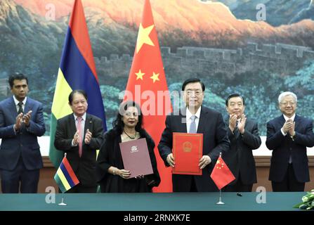 (180202) -- PEKING, 2. Februar 2018 -- Zhang Dejiang (R-Front), Vorsitzender des Ständigen Ausschusses des Nationalen Volkskongresses Chinas (NPC), und Santi Bai Hanoomanjee (Front L), Sprecher der Nationalversammlung von Mauritius, nimmt an einer Unterzeichnungszeremonie der Vereinbarung Teil, um den parlamentarischen Austausch vor ihren Gesprächen in Peking, der Hauptstadt Chinas, am 2. Februar 2018 zu fördern. ) (wyo) CHINA-PEKING-ZHANG DEJIANG-MAURITIUS-TALKS (CN) PangxXinglei PUBLICATIONxNOTxINxCHN Stockfoto