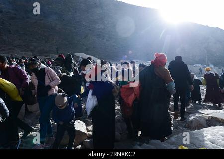 (180203) -- YUSHU, 3. Februar 2018 -- Menschen tibetischer ethnischer Gruppen tragen Sand auf dem gefrorenen Tongtian-Fluss in der tibetischen Autonomen Präfektur Yushu, Provinz Qinghai im Nordwesten Chinas, 2. Februar 2018. Die Menschen verwendeten Sand, um das sechssilbige Mantra OM Mani Padme Hum am Ufer des Tongtian River zu malen, um für das Glück zu beten. (lx) CHINA-QINGHAI-SAND-ICE(CN) WuxGang PUBLICATIONxNOTxINxCHN Stockfoto