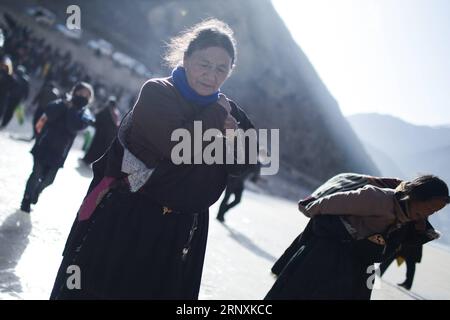 (180203) -- YUSHU, 3. Februar 2018 -- Menschen tibetischer ethnischer Gruppen tragen Sand auf dem gefrorenen Tongtian-Fluss in der tibetischen Autonomen Präfektur Yushu, Provinz Qinghai im Nordwesten Chinas, 2. Februar 2018. Die Menschen verwendeten Sand, um das sechssilbige Mantra OM Mani Padme Hum am Ufer des Tongtian River zu malen, um für das Glück zu beten. (lx) CHINA-QINGHAI-SAND-ICE(CN) WuxGang PUBLICATIONxNOTxINxCHN Stockfoto