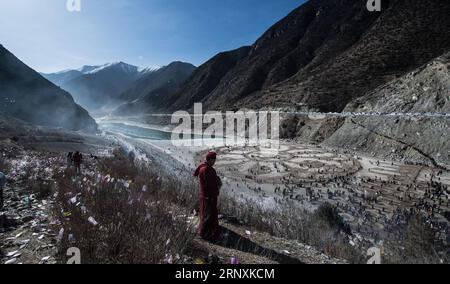 Bilder des Tages (180203) -- YUSHU, 3. Februar 2018 -- die Menschen der tibetischen ethnischen Gruppe bereiten sich darauf vor, Sand zu verwenden, um das sechssilbige Mantra OM Mani Padme Hum zu malen, um für das Glück auf dem gefrorenen Tongtian-Fluss in der tibetischen Autonomen Präfektur Yushu, Provinz Qinghai im Nordwesten Chinas, zu beten, 2. Februar 2018. ) (lx) CHINA-QINGHAI-SAND-ICE(CN) WuxGang PUBLICATIONxNOTxINxCHN Stockfoto