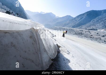 (180203) -- YUSHU, 3. Februar 2018 -- ein älterer tibetischer Volksgruppe trägt Sand auf dem gefrorenen Tongtian-Fluss in der tibetischen Autonomen Präfektur Yushu, Provinz Qinghai im Nordwesten Chinas, 2. Februar 2018. Die Menschen verwendeten Sand, um das sechssilbige Mantra OM Mani Padme Hum am Ufer des Tongtian River zu malen, um für das Glück zu beten. (lx) CHINA-QINGHAI-SAND-ICE(CN) WuxGang PUBLICATIONxNOTxINxCHN Stockfoto