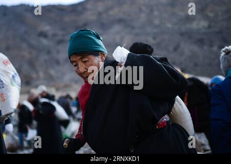 (180203) -- YUSHU, 3. Februar 2018 -- Menschen tibetischer ethnischer Gruppen tragen Sand auf dem gefrorenen Tongtian-Fluss in der tibetischen Autonomen Präfektur Yushu, Provinz Qinghai im Nordwesten Chinas, 2. Februar 2018. Die Menschen verwendeten Sand, um das sechssilbige Mantra OM Mani Padme Hum am Ufer des Tongtian River zu malen, um für das Glück zu beten. (lx) CHINA-QINGHAI-SAND-ICE(CN) WuxGang PUBLICATIONxNOTxINxCHN Stockfoto