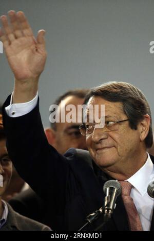 (180204) -- NIKOSIA, 4. Februar 2018 -- der zyprische Amtsinhaber Präsident Nicos Anastasiades (Front) wendet sich an Anhänger, nachdem er am 4. Februar 2018 in Nikosia (Zypern) wiedergewählt wurde. Nicos Anastasiades gewann eine zweite Amtszeit bei einer Stichwahl am Sonntag gegen den linken Präsidentschaftskandidaten Stavros Malas, laut Wahlergebnissen. ) ZYPERN-NIKOSIA-PRÄSIDENT-RE-WAHL-ZWEITE AMTSZEIT CHRISTOSXTHEODORIDES PUBLICATIONXNOTXINXCHN Stockfoto