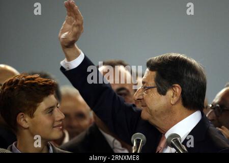 (180204) -- NIKOSIA, 4. Februar 2018 -- der zyprische Amtsinhaber Präsident Nicos Anastasiades (R, Front) wendet sich an Anhänger, nachdem er am 4. Februar 2018 in Nikosia (Zypern) wiedergewählt wurde. Nicos Anastasiades gewann eine zweite Amtszeit bei einer Stichwahl am Sonntag gegen den linken Präsidentschaftskandidaten Stavros Malas, laut Wahlergebnissen. ) ZYPERN-NIKOSIA-PRÄSIDENT-RE-WAHL-ZWEITE AMTSZEIT CHRISTOSXTHEODORIDES PUBLICATIONXNOTXINXCHN Stockfoto