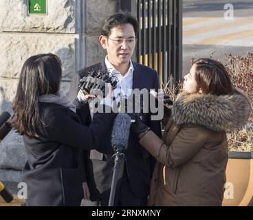 Themen der Woche Bilder des Tages (180205) -- UIWANG, 5. Februar 2018 -- Lee Jae-Yong (C), stellvertretender Vorsitzender von Samsung Electronics, spricht am 5. Februar 2018 vor einem Internierungslager in Uiwang, Südkorea, mit den Medien. Ein Richter am Seoul High Court verurteilte am Montag Lee Jae-Yong, einen Erben der Samsung Group, des größten familiengeführten Konglomerats des Landes, zu zweieinhalb Jahren Gefängnis mit einem vierjährigen Hinrichtungsaufenthalt. ) (Zjl) SÜDKOREA-UIWANG-SAMSUNG-ERBENSATZ LeexSang-ho PUBLICATIONxNOTxINxCHN Stockfoto