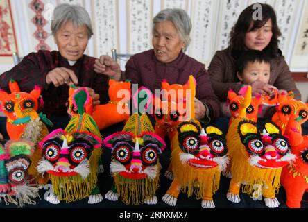 (180206) -- PEKING, 6. Februar 2018 -- Aktenfoto vom 19. Januar 2010 zeigt Landwirte, die sich für die Herstellung von Tigerpuppen im Dorf Guanzhuang im Kreis Wenxi in der nordchinesischen Provinz Shanxi interessieren. Neujahrswaren, ein unverzichtbarer Bestandteil für Chinesen während des Frühlingsfestes, sollen der Träger für Glück und Glück in einem brandneuen Jahr sein. Es ist nicht die Ware, sondern der Prozess, mit dem die Menschen die Ware mit ihren Lieben vorbereiten, der am wichtigsten ist. Das Frühlingsfest, besser bekannt als Chinesisches Mondneujahr, ist das wichtigste Festival für alle Chinesen, das eine Geschichte von mehr als 4.000 Jahren hat Stockfoto