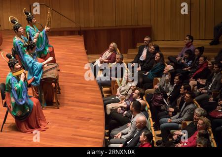 (180206) -- BUDAPEST, 6. Februar 2018 -- Artists of China National Traditional Orchestra treten während eines chinesischen Neujahrskonzerts in der Bartok Bela National Concert Hall in Budapest, Ungarn, am 5. Februar 2018 auf. )(yy) UNGARN-BUDAPEST-CHINA-KONZERT AttilaxVolgyi PUBLICATIONxNOTxINxCHN Stockfoto