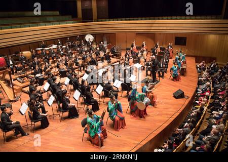 (180206) -- BUDAPEST, 6. Februar 2018 -- Artists of China National Traditional Orchestra treten während eines chinesischen Neujahrskonzerts in der Bartok Bela National Concert Hall in Budapest, Ungarn, am 5. Februar 2018 auf. )(yy) UNGARN-BUDAPEST-CHINA-KONZERT AttilaxVolgyi PUBLICATIONxNOTxINxCHN Stockfoto