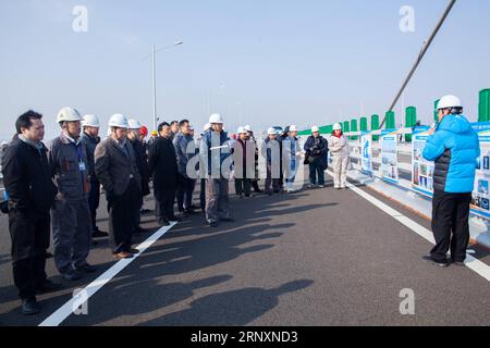 (180207) -- GUANGZHOU, 7. Februar 2018 () -- Vertreter inspizieren den Standort der Seebrücke, die Hongkong, Zhuhai und Macao in Südchina verbindet, 6. Februar 2018. Die wichtigsten Arbeiten an der 55 km langen Brücke, der längsten Seebrücke der Welt, wurden von den Behörden nach ihrer Fertigstellung im Dezember bewertet. Der Bau der Brücke dauerte sechs Jahre und acht Jahre. Laut der Projektprüfungs- und Abnahmekonferenz am Dienstag entspricht die Qualität der Hauptstruktur der Brücke dem Standard und ist zuverlässig. Die Brücke ist für den Versuchsbetrieb geeignet. Die Brücke verkürzt die Reisezeit Stockfoto