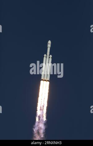 (180207) -- FLORIDA, 7. Februar 2018 -- Eine SpaceX Falcon Heavy Rakete hebt vom Kennedy Space Center in Florida, USA, 6. Februar 2018 ab. Die Falcon Heavy explodierte um 15:45 Uhr EST (2145 GMT) vom Kennedy Space Center im US-Bundesstaat Florida und trug etwas, was nur Spaß macht: Einen roten Tesla Roadster, der SpaceX und Tesla-Gründer Elon Musk gehört. (JMMN) US-FLORIDA-SPACEX-FALCON SCHWERE START-NASA PUBLICATIONXNOTXINXCHN Stockfoto