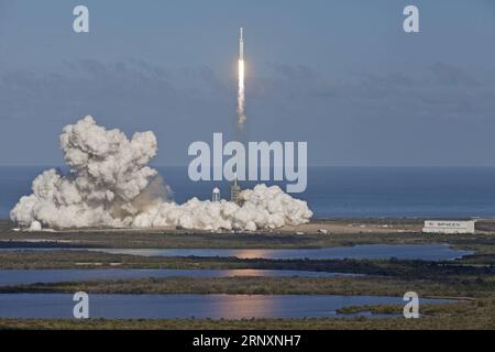 (180207) -- FLORIDA, 7. Februar 2018 -- Eine SpaceX Falcon Heavy Rakete hebt vom Kennedy Space Center in Florida, USA, 6. Februar 2018 ab. Die Falcon Heavy explodierte um 15:45 Uhr EST (2145 GMT) vom Kennedy Space Center im US-Bundesstaat Florida und trug etwas, was nur Spaß macht: Einen roten Tesla Roadster, der SpaceX und Tesla-Gründer Elon Musk gehört. (JMMN) US-FLORIDA-SPACEX-FALCON SCHWERE START-NASA PUBLICATIONXNOTXINXCHN Stockfoto