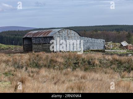 Alte Dose und rostige Scheune in den schottischen Highlands im späten Frühjahr Stockfoto