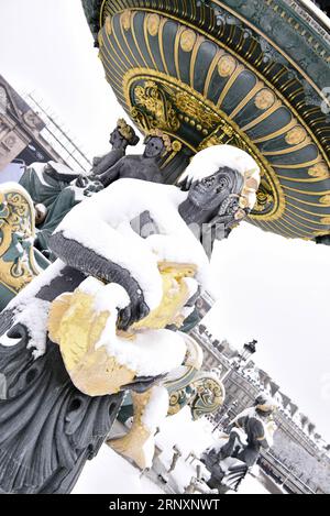 (180207) -- PARIS, 7. Februar 2018 -- Foto vom 7. Februar 2018 zeigt eine Statue des Brunnens der Flüsse auf dem Concorde-Platz in Paris, Frankreich. Eine schnappende Kälte und heftiger Schneefall trafen Paris und seine Umgebung. )(rh) FRANCE-PARIS-SNOW ChenxYichen PUBLICATIONxNOTxINxCHN Stockfoto