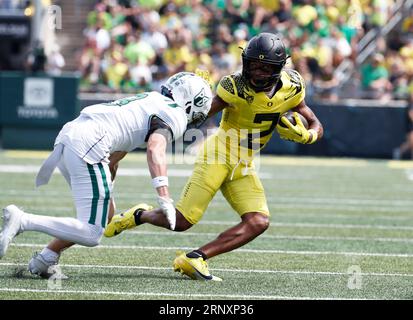 2. September 2023: Gary Bryant Jr. (2) von den Oregon Ducks weicht einem Verteidiger des Portland State in der ersten Hälfte des NCAA-Fußballspiels zwischen den Portland State Vikings und den University of Oregon Ducks im Autzen Stadium, Eugene, OR, aus. Larry C. Lawson/CSM Stockfoto