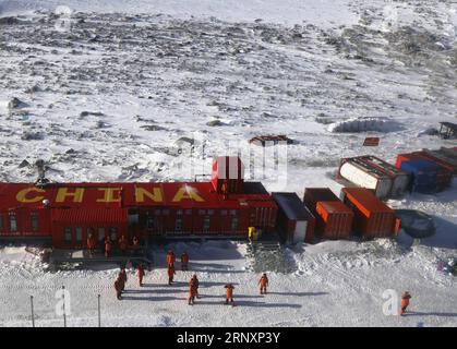 (180208) -- AN BORD VON XUELONG, 8. Februar 2018 -- Foto aufgenommen am 7. Februar 2018 zeigt temporäre Gebäude von Chinas fünfter Forschungsstation in der Antarktis auf der unaussprechlichen Insel Terra Nova Bay im Rossmeer. Chinesische Forscher haben den Standort für die Station ausgewählt und einen Grundstein gelegt. Das Rossmeer ist eine tiefe Bucht im südlichen Ozean, die als das am wenigsten veränderte Meeresökosystem der Erde gilt -- ein lebendes Labor, das möglicherweise die Lebensgeschichte der Antarktis erzählen könnte. China hat vier antarktische Forschungsstationen über 30 Jahre lang gebaut, wobei Changcheng und Zhongshan als T dienten Stockfoto