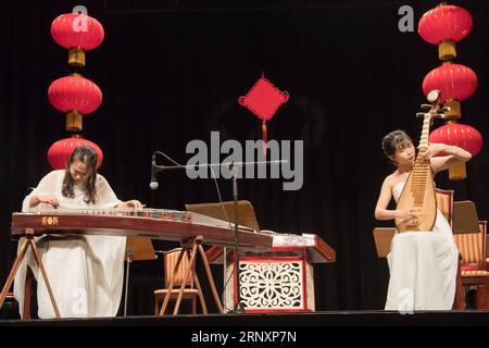 (180208) -- BUDAPEST, 8. Februar 2018 -- chinesische Musiker treten während eines Konzerts in Budapest, Ungarn, am 7. Februar 2018 auf. Das chinesische ELK Chamber Orchestra veranstaltete am Mittwochabend ein Konzert mit dem Titel Strings Dance, das das Frühlingsfest feierte. (srb) UNGARN-BUDAPEST-CHINA-KAMMERORCHESTER-KONZERT AttilaxVolgyi PUBLICATIONxNOTxINxCHN Stockfoto