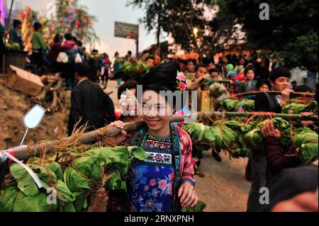 (180209) -- PEKING, 9. Februar 2018 -- Aktenfoto vom 13. Februar 2016 zeigt ein Mädchen einer ethnischen Gruppe von Miao, das Essen zum Mittagessen im Dorf Ma an, Provinz Guizhou im Südwesten Chinas, bei sich trägt. Als Land mit 56 ethnischen Gruppen entfaltet China während des Frühlingsfestes seinen Charme der Diversifizierung. Das Frühlingsfest, besser bekannt als Chinesisches Mondneujahr, ist das wichtigste Festival für alle Chinesen, das eine Geschichte von mehr als 4.000 Jahren hat. Es ist eine Gelegenheit für die Rückkehr nach Hause, die Vorbereitung von Neujahrswaren, das Feiern und vor allem das Familientreffen. ) (ZWX) (MOMENTS FOREVER)(FESTIVECHINA)CHINA-SPRI Stockfoto