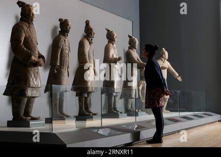 (180210) -- LONDON, 10. Februar 2018 -- Ein Mitarbeiter geht an den Terracotta-Kriegern vorbei, während eines Empfangs und einer privaten Besichtigung vor der Ausstellung Chinas erster Kaiser und die Terracotta-Krieger im Weltmuseum in Liverpool, Großbritannien, am 8. Februar 2018. Die atemberaubende Ausstellung mit den berühmten Terracotta-Kriegern wurde am Freitag in Liverpool eröffnet. )(yy) BRITAIN-LIVERPOOL-EXHIBITION-TERRACOTTA WARRIORS TimxIreland PUBLICATIONxNOTxINxCHN Stockfoto