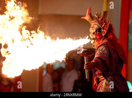 (180211) -- PEKING, 11. Februar 2018 -- ein Künstler tritt mit Flamme während einer Feier auf, die für das bevorstehende chinesische Mondneujahr in Myanmar, 10. Februar 2018, abgehalten wird. U AUNG) XINHUA FOTO WÖCHENTLICHE AUSWAHL YANGON PUBLICATIONXNOTXINXCHN Stockfoto