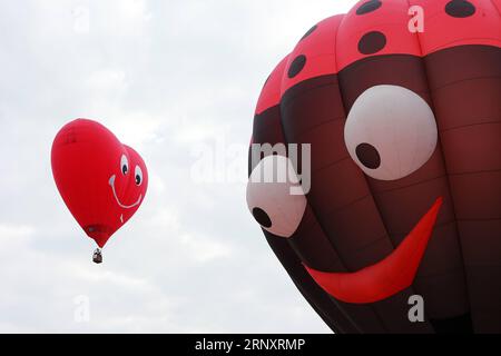 (180211) -- PEKING, 11. Februar 2018 -- Heißluftballons steigen während des 22. Philippinischen Internationalen Ballonfestivals in der Provinz Pampanga, Philippinen, 8. Februar 2018. Die jährliche viertägige Veranstaltung zeigt Heißluftballons in verschiedenen Formen. ) XINHUA PHOTO WEEKLY CHOICES ROUELLExUMALI PUBLICATIONxNOTxINxCHN Stockfoto