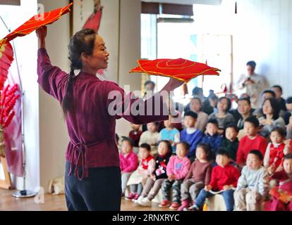 (180211) -- PEKING, 11. Februar 2018 -- Kinder sehen sich die Volksmusik mit ihren Eltern in Peking, Hauptstadt Chinas, am 10. Februar 2018 an, um das bevorstehende chinesische Frühlingsfest zu begrüßen, das dieses Jahr am 16. Februar stattfindet. )(ly) CHINA-CHINESISCHE NEUJAHRSFEIER(CN) CaoxJianxiong PUBLICATIONxNOTxINxCHN Stockfoto