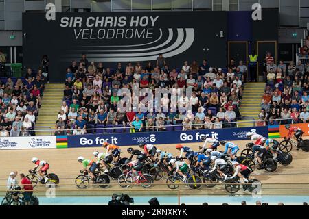 Track Cycling-Fans feuern die Fahrer beim Scratch Race im Herren-Omnium im Sir Chris Hoy Velodrome während der UCI Track Cycling Worlds 2023 an. Stockfoto