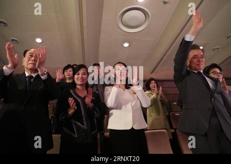 (180212) -- SEOUL, 12. Februar 2018 -- südkoreanischer Präsident Moon Jae-in (1. R-Front), Kim Yong Nam (1. R-Front), Präsident des Präsidiums der Obersten Volksversammlung der Demokratischen Volksrepublik Korea (DVRK), Kim Yo Jong (2. R-Front), die jüngere Schwester des führenden Führers der DVRK Kim Jong UN, der als erster stellvertretender Direktor des Zentralkomitees der herrschenden Arbeiterpartei Koreas fungiert, und Hyon Song wol (2. Front), Leiter des Samjiyon Orchestra der DVRK, feiern den Erfolg eines Konzerts, das von einer 140-köpfigen DVRK-Kunsttruppe in Seoul, Südkorea, am 11. Februar 2018 aufgeführt wird. ) (Zkr) Stockfoto