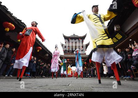 (180211) -- NANCHONG, 11. Februar 2018 -- Eine Truppe von Stelzenwanderern tritt in der antiken Stadt Langzhong in der südwestchinesischen Provinz Sichuan am 11. Februar 2018 auf. Verschiedene Festivalaufführungen wurden hier veranstaltet, um das kommende chinesische Mondneujahr zu feiern, das auf den 16. Dieses Monats fällt. ) (LB) CHINA-SICHUAN-LANGZHONG-SPRING FESTIVAL (CN) WangxYugui PUBLICATIONxNOTxINxCHN Stockfoto