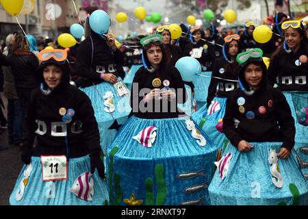 (180212) -- LISSABON, 12. Februar 2018 -- Feiernden in bunten Kostümen nehmen am 11. Februar 2018 an der Karnevalsparade in Torres Vedras, etwa 50 Kilometer nördlich der portugiesischen Hauptstadt Lissabon, Teil. )(yk) PORTUGAL-TORRES VEDRAS-CARNIVAL ZhangxLiyun PUBLICATIONxNOTxINxCHN Stockfoto