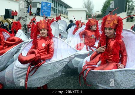 (180212) -- LISSABON, 12. Februar 2018 -- Feiernden in bunten Kostümen nehmen am 11. Februar 2018 an der Karnevalsparade in Torres Vedras, etwa 50 Kilometer nördlich der portugiesischen Hauptstadt Lissabon, Teil. )(yk) PORTUGAL-TORRES VEDRAS-CARNIVAL ZhangxLiyun PUBLICATIONxNOTxINxCHN Stockfoto