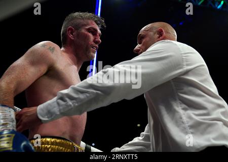 Liam Smith (links) wird vom Schiedsrichter 10 Mal gezählt, bevor er gegen Chris Eubank Jr im Mittelgewicht-Titelkampf in der AO Arena in Manchester wieder auf die Beine kommt. Bilddatum: Samstag, 2. September 2023. Stockfoto