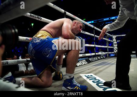 Liam Smith (links) wird vom Schiedsrichter 10 Mal gezählt, bevor er gegen Chris Eubank Jr im Mittelgewicht-Titelkampf in der AO Arena in Manchester wieder auf die Beine kommt. Bilddatum: Samstag, 2. September 2023. Stockfoto