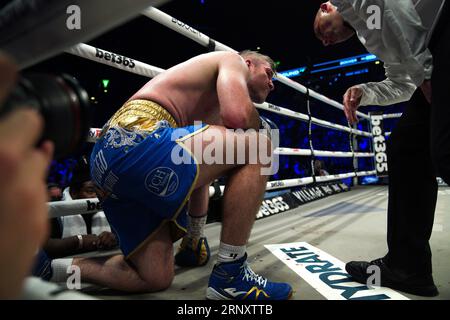 Liam Smith (links) wird vom Schiedsrichter 10 Mal gezählt, bevor er gegen Chris Eubank Jr im Mittelgewicht-Titelkampf in der AO Arena in Manchester wieder auf die Beine kommt. Bilddatum: Samstag, 2. September 2023. Stockfoto