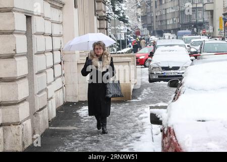 (180213) -- SARAJEVO, 13. Februar 2018 -- Eine Frau geht im Schnee in Sarajevo, Bosnien und Herzegowina, am 13. Februar 2018. Der Schneefall traf Sarajevo hier am Dienstag. )(srb) BOSNIEN UND HERZEGOWINA-SARAJEVO-SNOW HarisxMemija PUBLICATIONxNOTxINxCHN Stockfoto