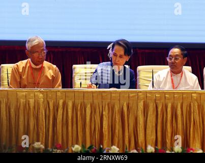 (180213) -- NAY PYI TAW, 13. Februar 2018 -- Myanmars Staatsrätin Aung San Suu Kyi (C) unterzeichnet Dokumente während der Unterzeichnungszeremonie der landesweiten Waffenstillstandsvereinbarung im Myanmar International Convention Center (MICC) in Nay Pyi Taw, Myanmar, 13. Februar 2108. Die Regierung Myanmars und zwei weitere ethnische bewaffnete Gruppen unterzeichneten am Dienstag in Nay Pyi Taw das landesweite Waffenstillstandsabkommen (NCA). (SRB) MYANMAR-NAY PYI TAW-LANDESWEITE UNTERZEICHNUNGSZEREMONIE ZUR WAFFENSTILLSTANDSVEREINBARUNG UXAUNG PUBLICATIONXNOTXINXCHN Stockfoto