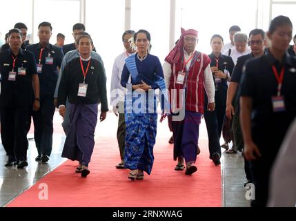 (180213) -- NAY PYI TAW, 13. Februar 2018 -- Myanmars Staatsrätin Aung San Suu Kyi (C) kommt zur Unterzeichnungszeremonie der landesweiten Waffenstillstandsvereinbarung im Myanmar International Convention Center (MICC) in Nay Pyi Taw, Myanmar, 13. Februar 2108. Die Regierung Myanmars und zwei weitere ethnische bewaffnete Gruppen unterzeichneten am Dienstag in Nay Pyi Taw das landesweite Waffenstillstandsabkommen (NCA). (PSW) MYANMAR-NAY PYI TAW-LANDESWEITE UNTERZEICHNUNG DER WAFFENSTILLSTANDSVEREINBARUNG UXAUNG PUBLICATIONXNOTXINXCHN Stockfoto