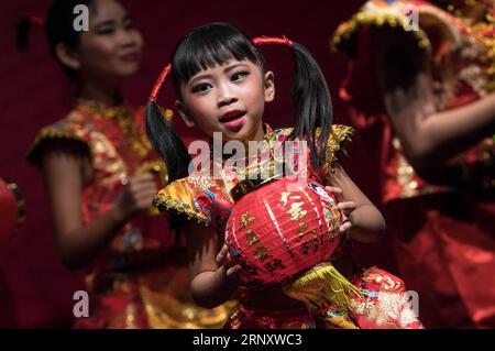 (180214) -- SANTIAGO, 14. Februar 2018 -- Ein Mädchen tritt während des Empfangs zum chinesischen Neujahrsfest in der chinesischen Botschaft in Chile, in Santiago, der Hauptstadt Chiles, am 13. Februar 2018 auf. Jorge Villegas) (da) (rtg) (gj) CHILE-SANTIAGO-CHINA-NEW YEAR e JORGExVILLEGAS PUBLICATIONxNOTxINxCHN Stockfoto