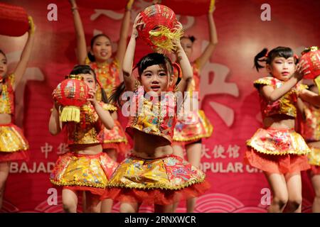 (180214) -- SANTIAGO, 14. Februar 2018 -- Kinder treten während des Empfangs zum chinesischen Neujahrsfest in der chinesischen Botschaft in Chile, in Santiago, der Hauptstadt Chiles, am 13. Februar 2018 auf. ) (gj) CHILE-SANTIAGO-CHINA-NEW YEAR WangxPei PUBLICATIONxNOTxINxCHN Stockfoto