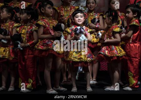 (180214) -- SANTIAGO, 14. Februar 2018 -- Kinder treten während des Empfangs zum chinesischen Neujahrsfest in der chinesischen Botschaft in Chile, in Santiago, der Hauptstadt Chiles, am 13. Februar 2018 auf. Jorge Villegas) (da) (rtg) (gj) CHILE-SANTIAGO-CHINA-NEW YEAR e JORGExVILLEGAS PUBLICATIONxNOTxINxCHN Stockfoto