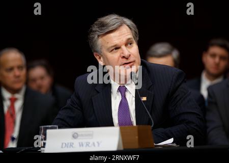 (180214) -- WASHINGTON, 14. Februar 2018 -- Christopher Wray, Direktor des Federal Bureau of Investigation (FBI), spricht während der Anhörung des US-Senats Select Committee on Intelligence zu weltweiten Bedrohungen auf dem Capitol Hill in Washington D.C., USA, 13. Februar 2018. ) (gj) GEHEIMDIENSTAUSSCHUSS DES US-WASHINGTON-SENATS, DER TingxShen PUBLICATIONxNOTxINxCHN ANHÖRT Stockfoto