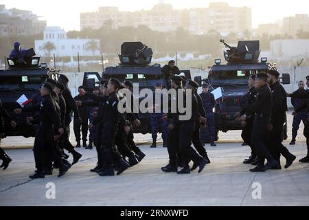 (180214) -- TRIPOLI, 14. Februar 2018 -- Auszubildende treten während der Abschlussfeier in Tripoli, Libyen, am 13. Februar 2018 auf. Am Dienstag fand hier eine Abschlussfeier für 400 neue libysche Sonderkräfte statt, die zur Bewachung wichtiger Persönlichkeiten und Institutionen im ganzen Land eingesetzt werden. ) (Jmmn) LIBYEN-TRIPOLI-MILITÄRABSCHLUSS HamzaxTurkia PUBLICATIONxNOTxINxCHN Stockfoto