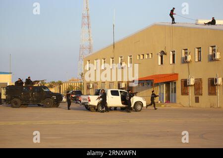 (180214) -- TRIPOLI, 14. Februar 2018 -- die Auszubildenden führen während der Abschlussfeier in Tripoli, Libyen, am 13. Februar 2018 eine Übung durch. Am Dienstag fand hier eine Abschlussfeier für 400 neue libysche Sonderkräfte statt, die zur Bewachung wichtiger Persönlichkeiten und Institutionen im ganzen Land eingesetzt werden. ) (Jmmn) LIBYEN-TRIPOLI-MILITÄRABSCHLUSS HamzaxTurkia PUBLICATIONxNOTxINxCHN Stockfoto