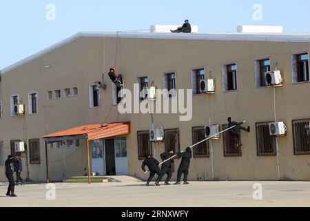 (180214) -- TRIPOLI, 14. Februar 2018 -- die Auszubildenden führen während der Abschlussfeier in Tripoli, Libyen, am 13. Februar 2018 eine Übung durch. Am Dienstag fand hier eine Abschlussfeier für 400 neue libysche Sonderkräfte statt, die zur Bewachung wichtiger Persönlichkeiten und Institutionen im ganzen Land eingesetzt werden. ) (Jmmn) LIBYEN-TRIPOLI-MILITÄRABSCHLUSS HamzaxTurkia PUBLICATIONxNOTxINxCHN Stockfoto