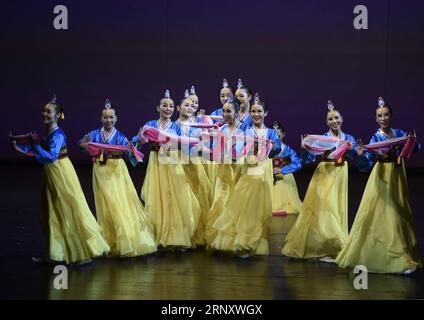 (180214) -- PEKING, 14. Februar 2018 -- Tänzerinnen treten auf einer Party auf, um das bevorstehende Frühlingsfest im Nationalen Zentrum für darstellende Kunst in Peking, Hauptstadt Chinas, zu feiern, 13. Februar 2018. ) (Ry) CHINA-BEIJING-SPRING FESTIVAL-CELEBRATION (CN) LuoxXiaoguang PUBLICATIONxNOTxINxCHN Stockfoto